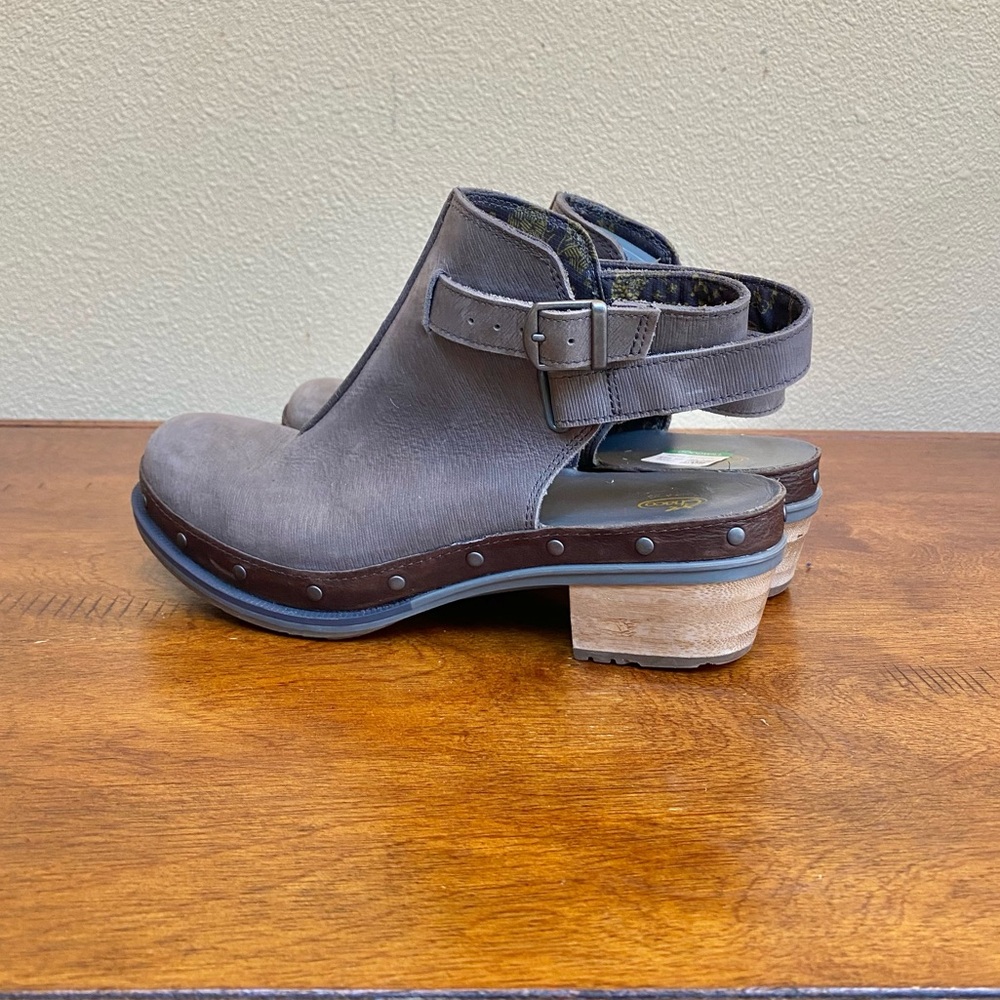 Chaco Cataluna Leather Ankle Strap Studded Clogs Women’s Size 8